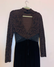 Vestido largo de terciopelo con abertura de leopardo y malla
