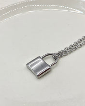 Collar con dije de candado simple