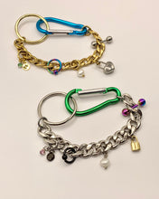 Pulsera de mosquetón con dije perforado