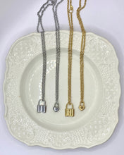 Collar con dije de candado simple