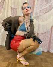 Muestra de falda de cuero con anillo de ojal reciclado