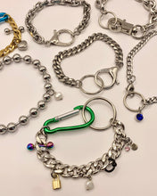 Pulsera de mosquetón con dije perforado
