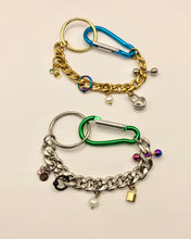 Pulsera de mosquetón con dije perforado