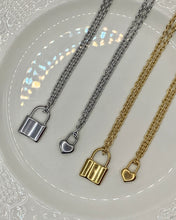 Collar con dije de candado simple