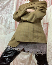 Muestra de falda de mezclilla transformada con anillo de ojal reciclado