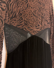 Vestido largo de terciopelo con abertura de leopardo y malla
