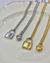 Collar con dije de candado simple