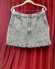 Muestra de falda de mezclilla transformada con anillo de ojal reciclado