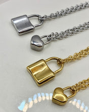 Collar con dije de candado simple