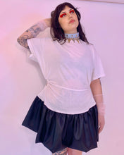 Vestido reciclado con dobladillo de burbujas y aberturas fruncidas