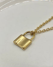 Collar con dije de candado simple