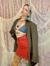 Muestra de falda de cuero con anillo de ojal reciclado