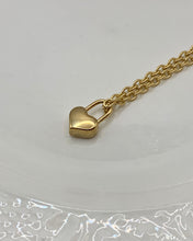 Collar con dije de candado simple