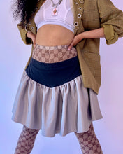 Falda de canesú con volantes plateados hecha a mano