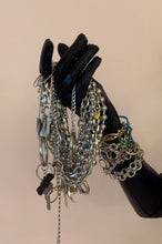 Pulsera de mosquetón con dije perforado