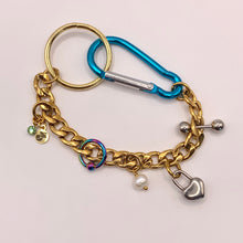 Pulsera de mosquetón con dije perforado