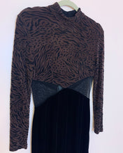 Vestido largo de terciopelo con abertura de leopardo y malla