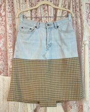 Denim reciclado + falda midi a cuadros