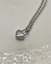 Collar con dije de candado simple