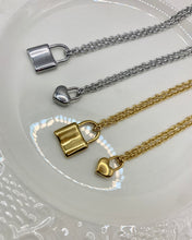 Collar con dije de candado simple