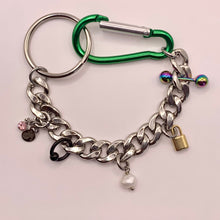 Pulsera de mosquetón con dije perforado