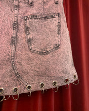 Muestra de falda de mezclilla transformada con anillo de ojal reciclado