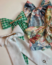 Grommet bow barrette