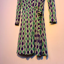 Vestido cruzado con cuello de mariposa de los años 70