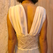 Vestido escotado de encaje transparente