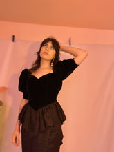Vestido de volantes de terciopelo con mangas abullonadas