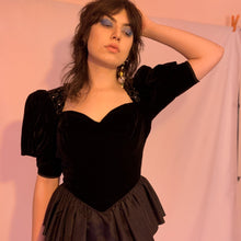 Vestido de volantes de terciopelo con mangas abullonadas