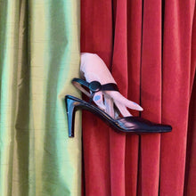 Tacones asimétricos con tiras y botones