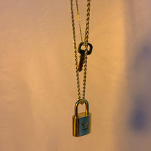 Dúo de collar con cerradura y llave reutilizados