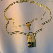 Dúo de collar con candado y llave reutilizados