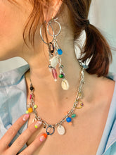 Pendiente individual de cauri perforado