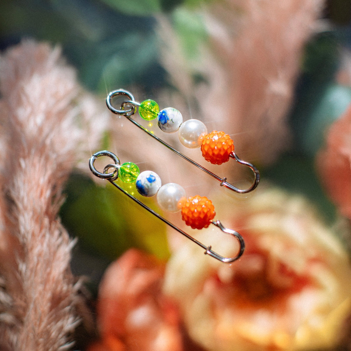 Safety pin beaded earring – Shop Journal Vintage