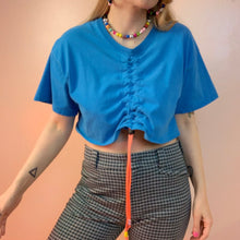 Camiseta delantera fruncida azul brillante