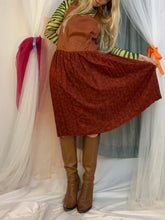 Vestido plisado sedoso terracota