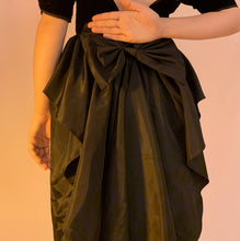 Vestido de volantes de terciopelo con mangas abullonadas