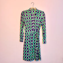 Vestido cruzado con cuello de mariposa de los años 70
