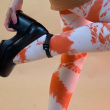 Medias con efecto tie-dye y lápiz labial