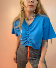 Camiseta delantera fruncida azul brillante