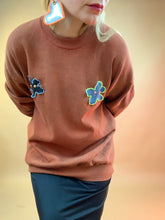 Sudadera reciclada con flores perforadas