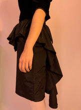 Vestido de volantes de terciopelo con mangas abullonadas