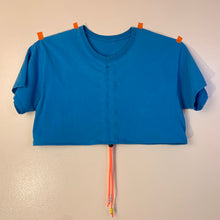 Camiseta delantera fruncida azul brillante