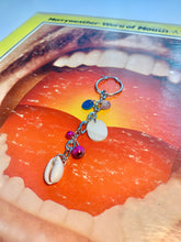 Pendiente individual de cauri perforado