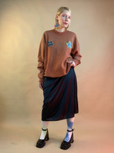 Sudadera reciclada con flores perforadas