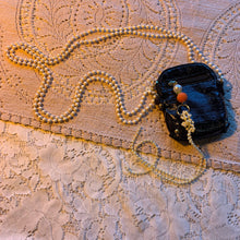 Bolso con charm de charol y perlas
