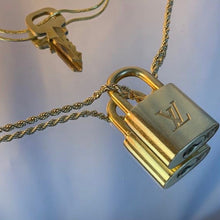 Dúo de collar con candado y llave reutilizados