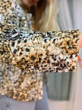 Bomber scrunch de raso con estampado de leopardo